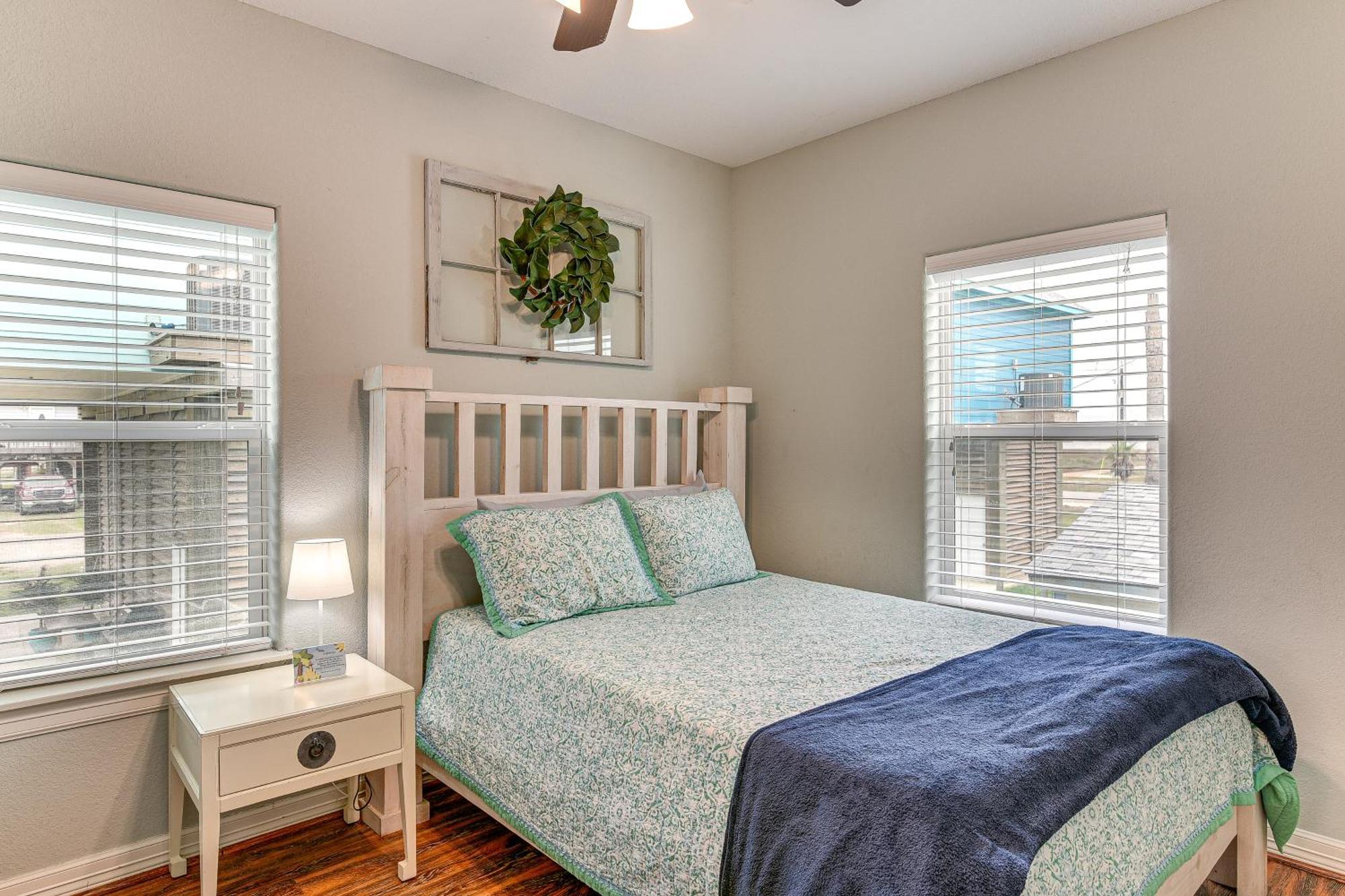 Large Group Gulf Retreat, Steps To Surfside Beach! Екстер'єр фото