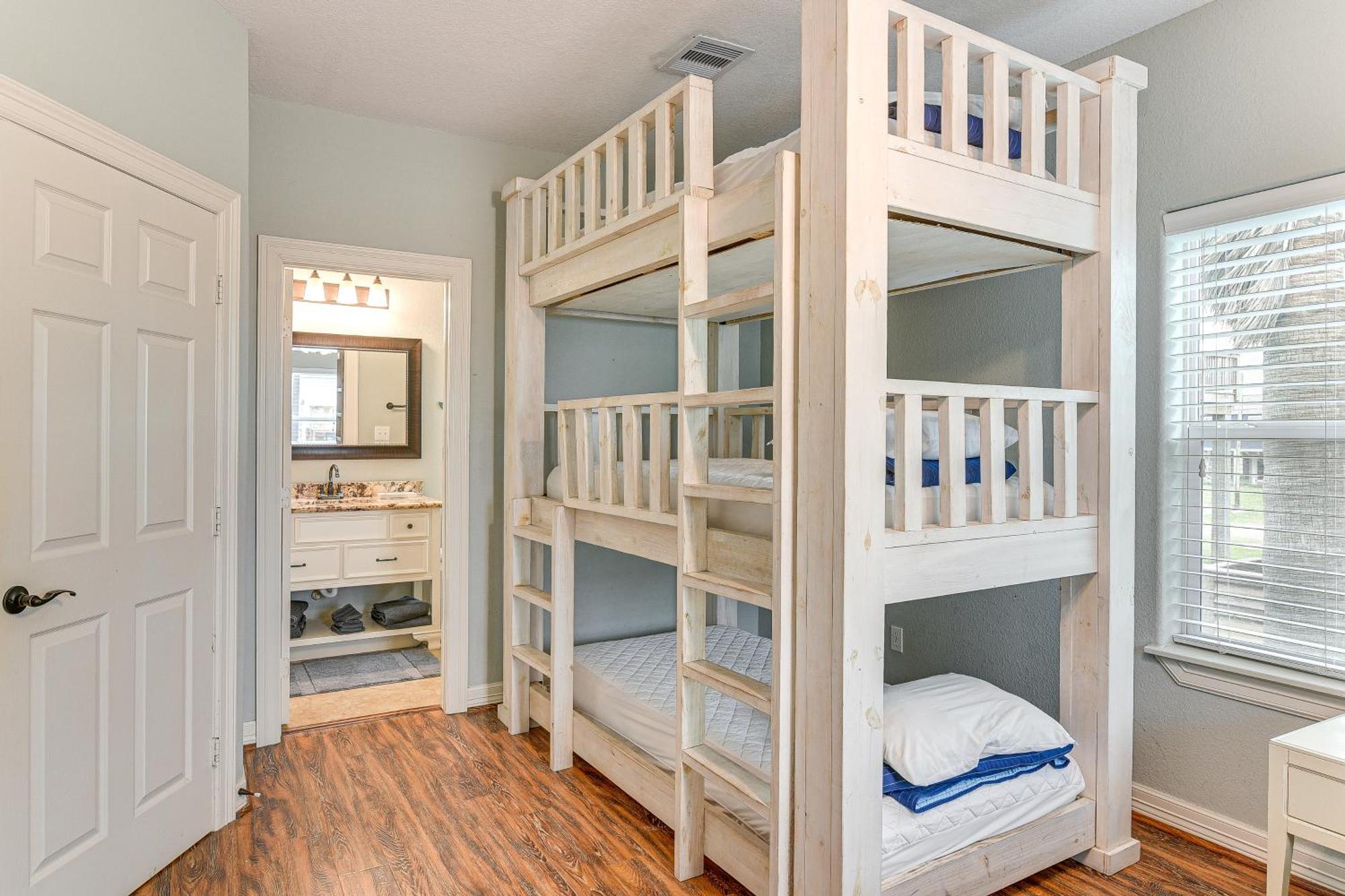 Large Group Gulf Retreat, Steps To Surfside Beach! Екстер'єр фото